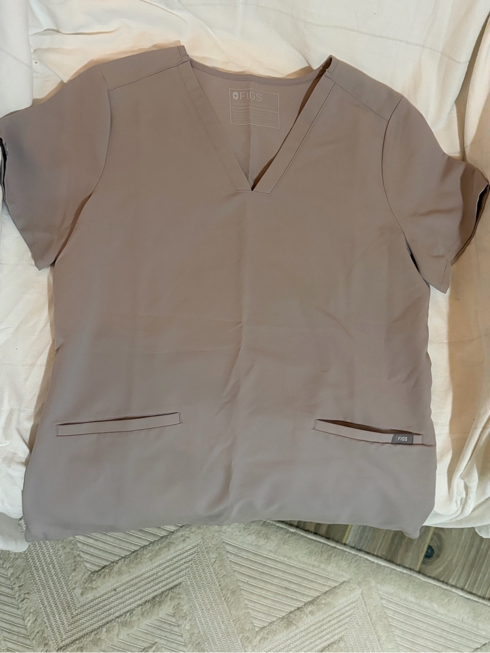 FIGS double pocket scrub top